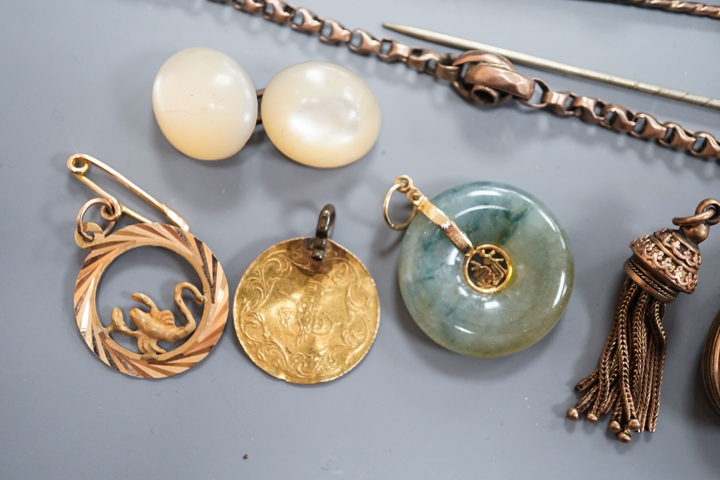 Minor jewellery including a 9ct chain(a.f.), 11.7 grams, a Persian gold coin pendant, gross 2 grams, a yellow metal pendent stamped '14', 1.8 grams and other jewellery including a jade pendant, two stick pins, cased butt